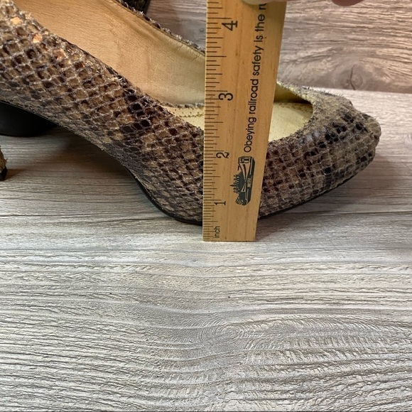 Leather peep toe heels Michael Kors leather snake platform pumps. - Picture 6 of 9